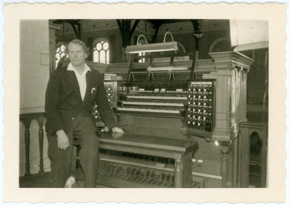 Piet van Egmond bij de vroegere speeltafel van het orgel in de Nieuwe Kerk te Katwijk aan Zee (foto: Nettie Spies)